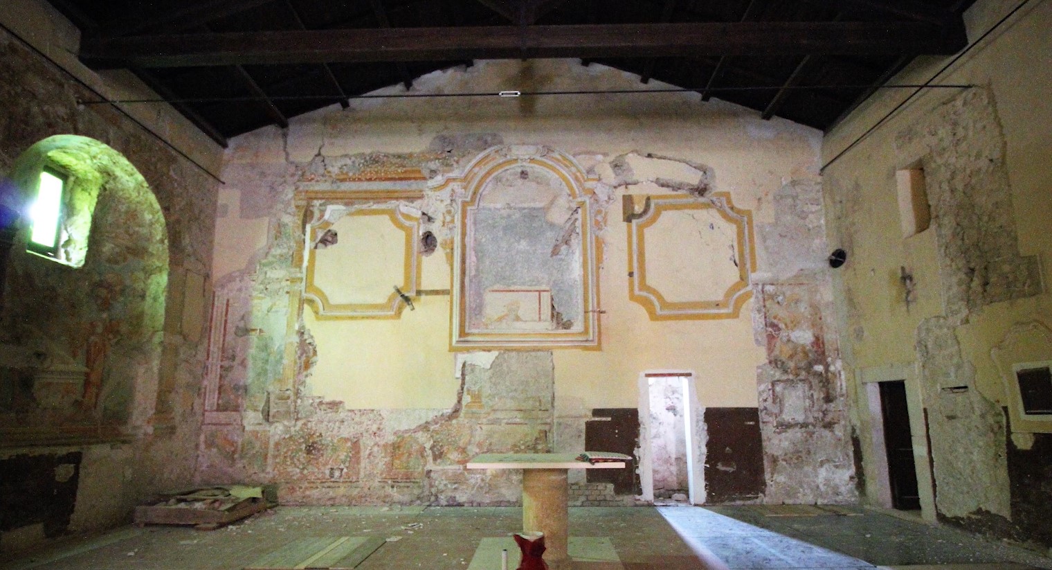 chiesa san Paolo di Barete danneggiata foto 1